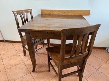 Tavolo da cucina e quattro sedie