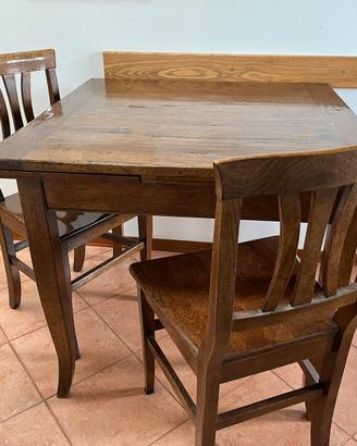 Tavolo da cucina e quattro sedie