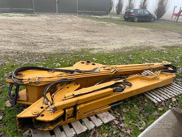 Braccio con sfilo per escavatore con zavorra