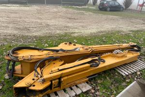 Braccio con sfilo per escavatore con zavorra