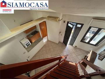 Casa con appartamento, locale commerciale e garage