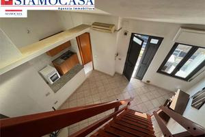 Casa con appartamento, locale commerciale e garage