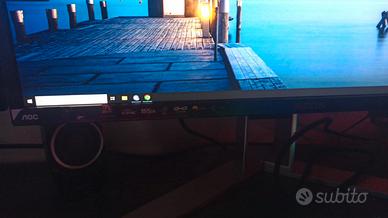 PC gaming con monitor e tastiera