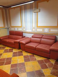 Divano in pelle con poggiatesta regolabile .