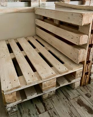 Divanetti in pallet  con cuscini
