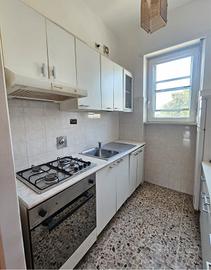 Mobilio cucina bianca con elettrodomestici 