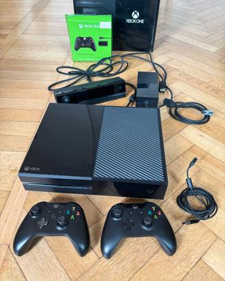 Xbox One Day One Edition + Kinect + 2 Controller
