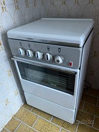 Cucina con forno elettrica