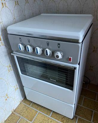 Cucina con forno elettrica