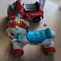 Cavallo e camion pompieri