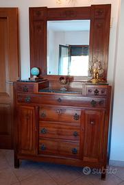 Elegante cassettiera d'epoca con specchio.