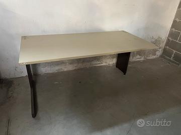 Scrivania vintage da ufficio tipo Olivetti