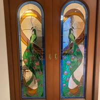 Vetri artistici su porta scorrevole a due battenti