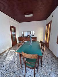 Abitazione su più livelli con porticato e terrazze