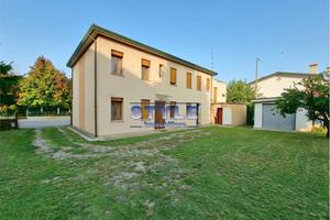 CASA SINGOLA CON AMPIO TERRENO