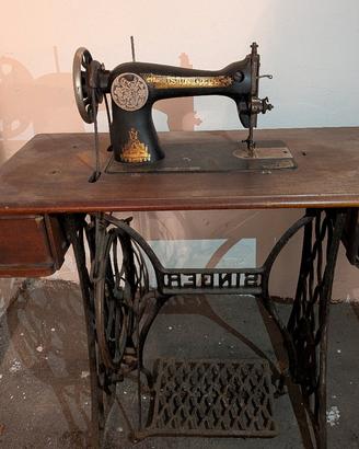 Macchina da cucire d'epoca Singer a pedale