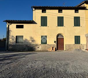 CASA SEMINDIPENDENTE A LUCCA