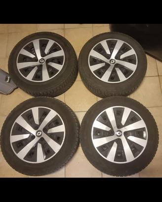 185 65 R15 nokian wr d4 gomme neve  clio renault