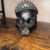 Teschio con corona e brillantini