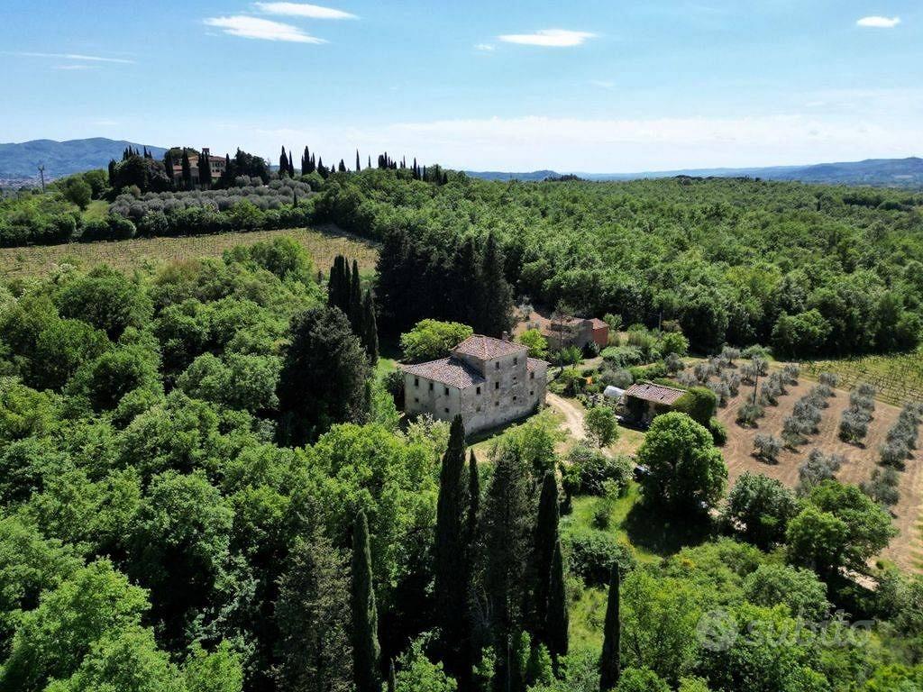Rustico / Casale di 700 m² con più di 5 locali e b - Altro