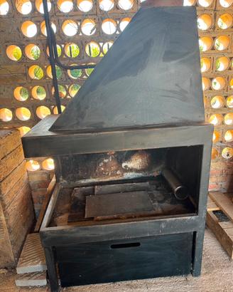 Camino in ferro con cassetta estraibile