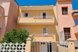 Edificio di 3 piani, due appartamenti più garage