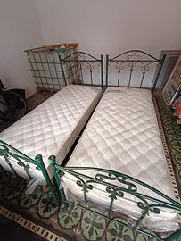 due letti in ferrobattuto,doghe e materassi nuovi