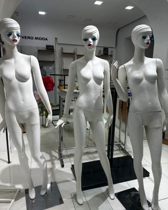 3 manichini
