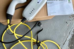 Carica batterie auto elettrica