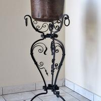 Antico paiolo di rame su supporto in ferro battuto