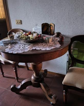 tavolo rotondo con due sedie 