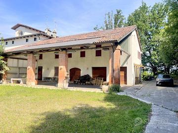 Rustico / Casale di 408 m² con più di 5 locali a A