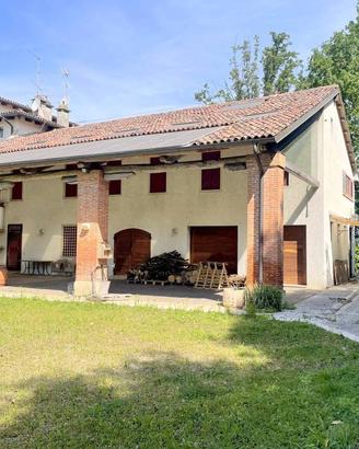 Rustico / Casale di 408 m² con più di 5 locali a A