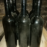 Bottiglie vuote in vetro per vino