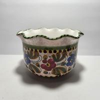 Vecchio vaso in ceramica con fiori