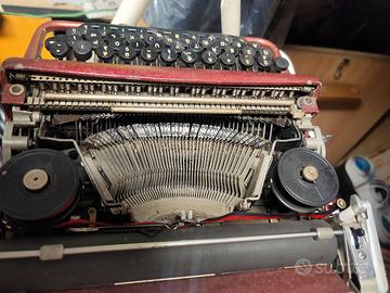 Macchina da scrivere Olivetti Lettera 22