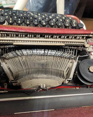 Macchina da scrivere Olivetti Lettera 22