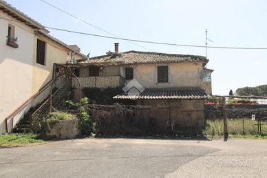 CASA SEMINDIPENDENTE A MONTOPOLI DI SABINA