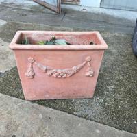 Vaso in terracotta con festoni classici