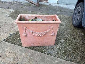 Vaso in terracotta con festoni classici