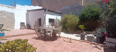 Bilocale con cortile e posto auto