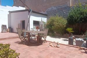 Bilocale con cortile e posto auto