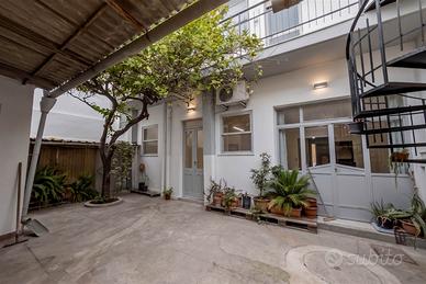 Casa indipendente bilivelli con cortile carrabile