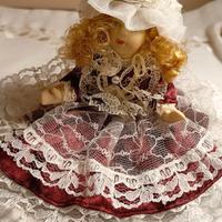 Bambolina di ceramica da collezione