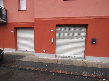 Negozio con due vetrine e bagno