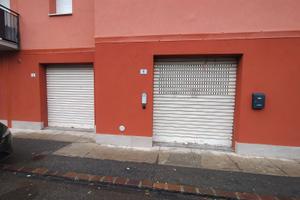 Negozio con due vetrine e bagno