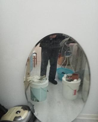 specchi. ovale bagno/camera. piu uno normale entra