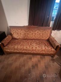 Divano in legno con imbottitura vintage