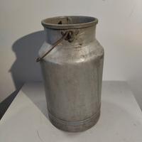 Vecchio contenitore per il trasporto del latte 