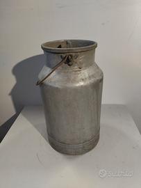 Vecchio contenitore per il trasporto del latte 